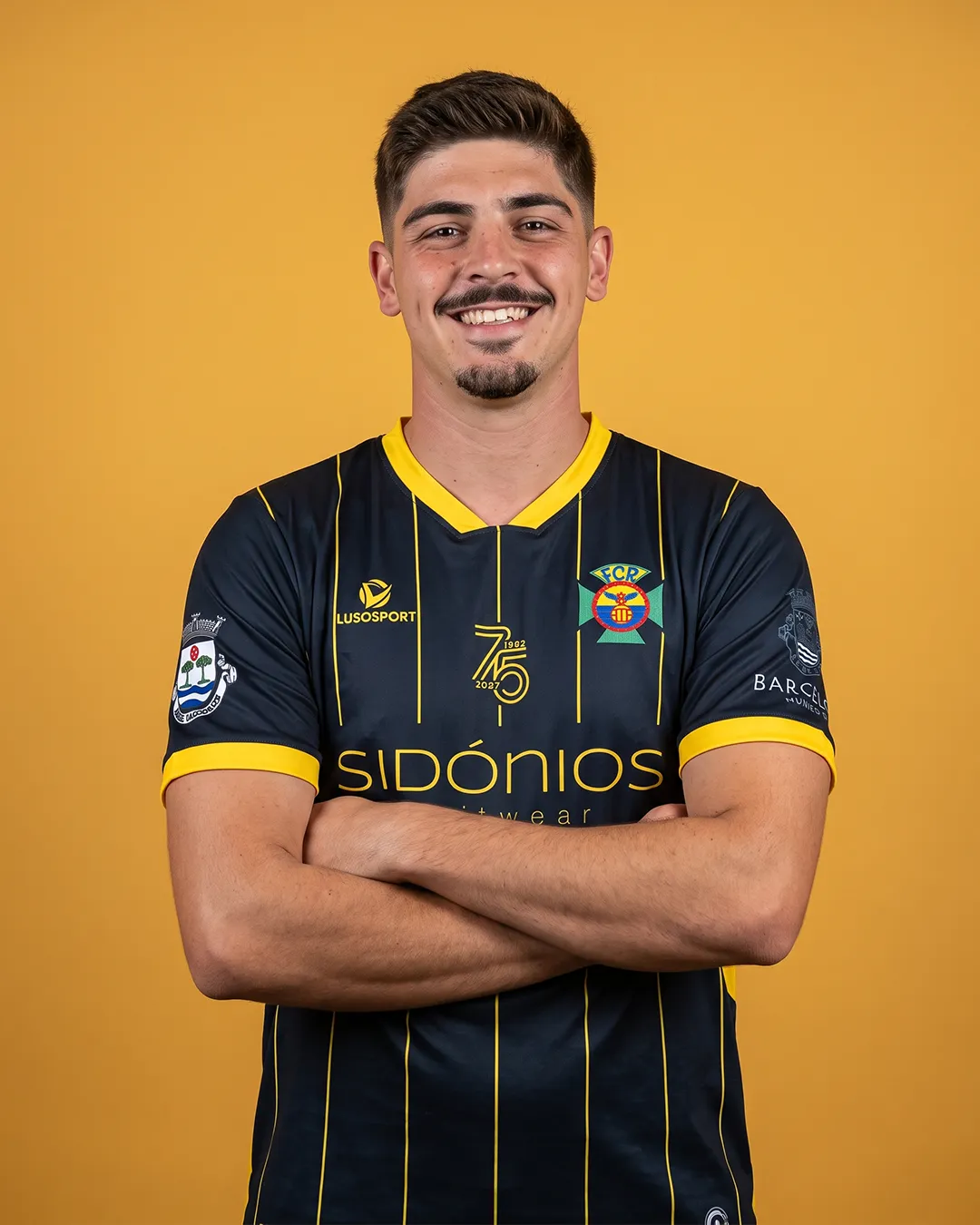 Jogador do FC Roriz com a camisola alternativa 2026/27, azul-marinho com riscas amarelas