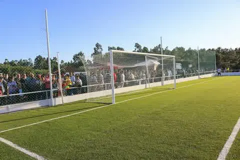 Relvado e baliza do Parque de Jogos